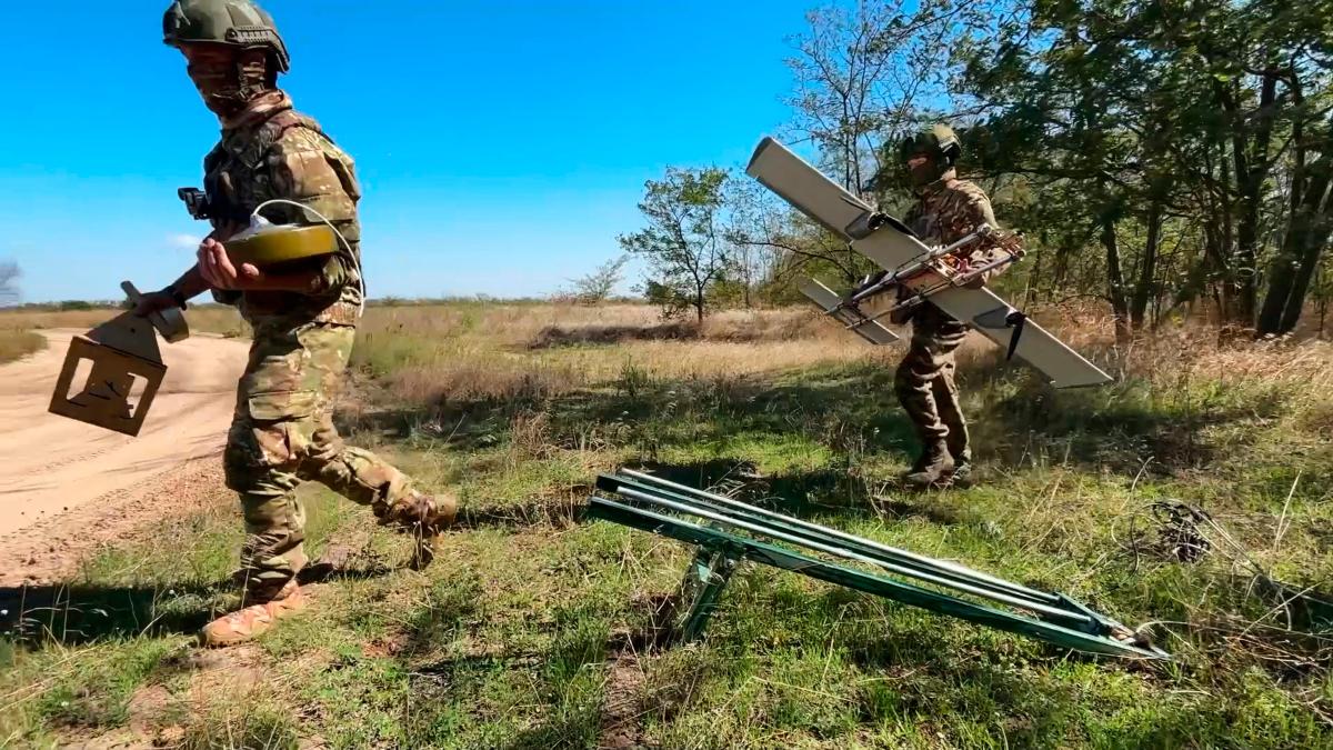 Ukraine intercepts a wave of Russian drones, while about thirty impact