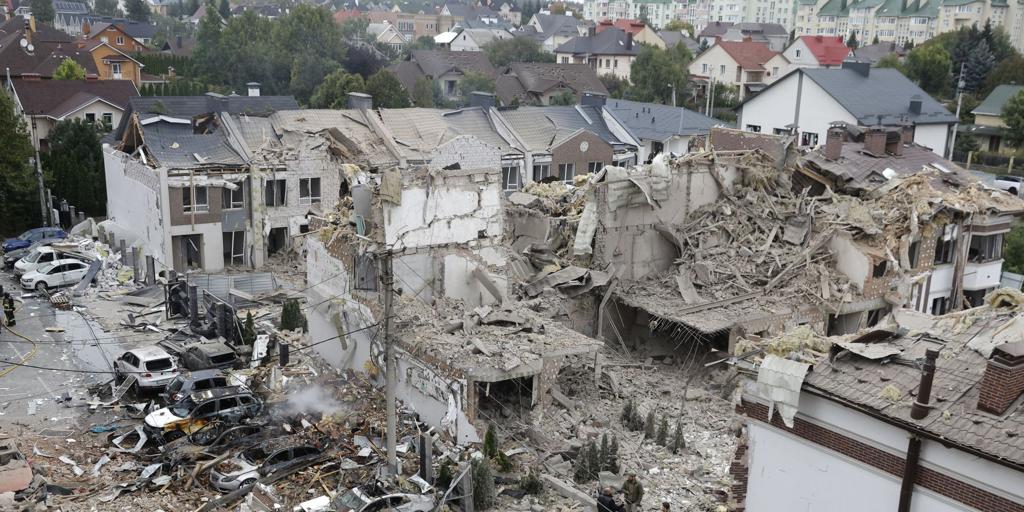 A Russian "mass" "more than 12 hours" attack leaves four dead and 30 injured in Ukraine