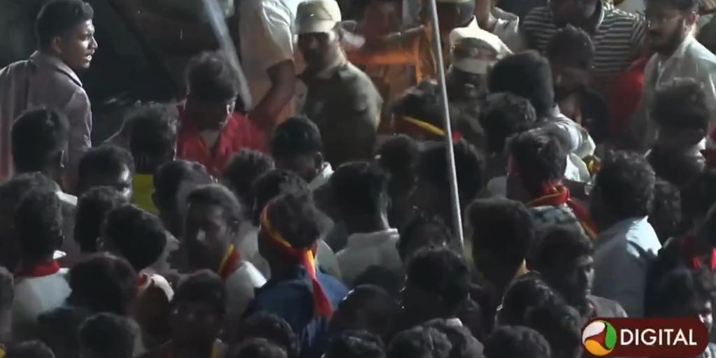 At least 38 dead in a stampede during a massive event of the Indian actor and politician Vijay
