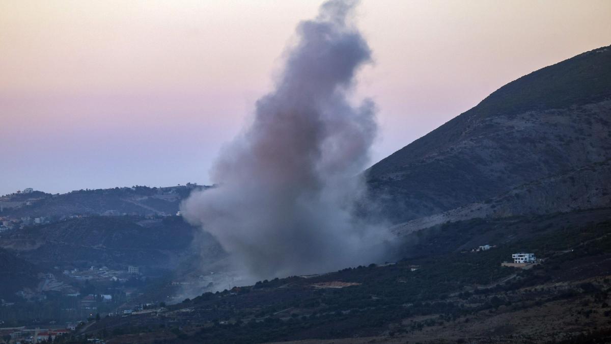 Israel bombard alleged weapons deposits of Hizbulah in the south of Lebanon