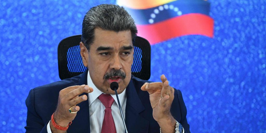 Maduro signs a decree that gives him "special powers" in defense and security against the US "threats".