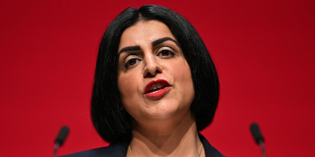 The Interior Minister hardens the conditions to reside in the United Kingdom and promises to "do what is necessary to protect borders"