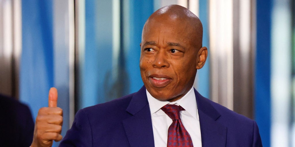 The Mayor of New York leaves his re -election campaign sunk by scandals