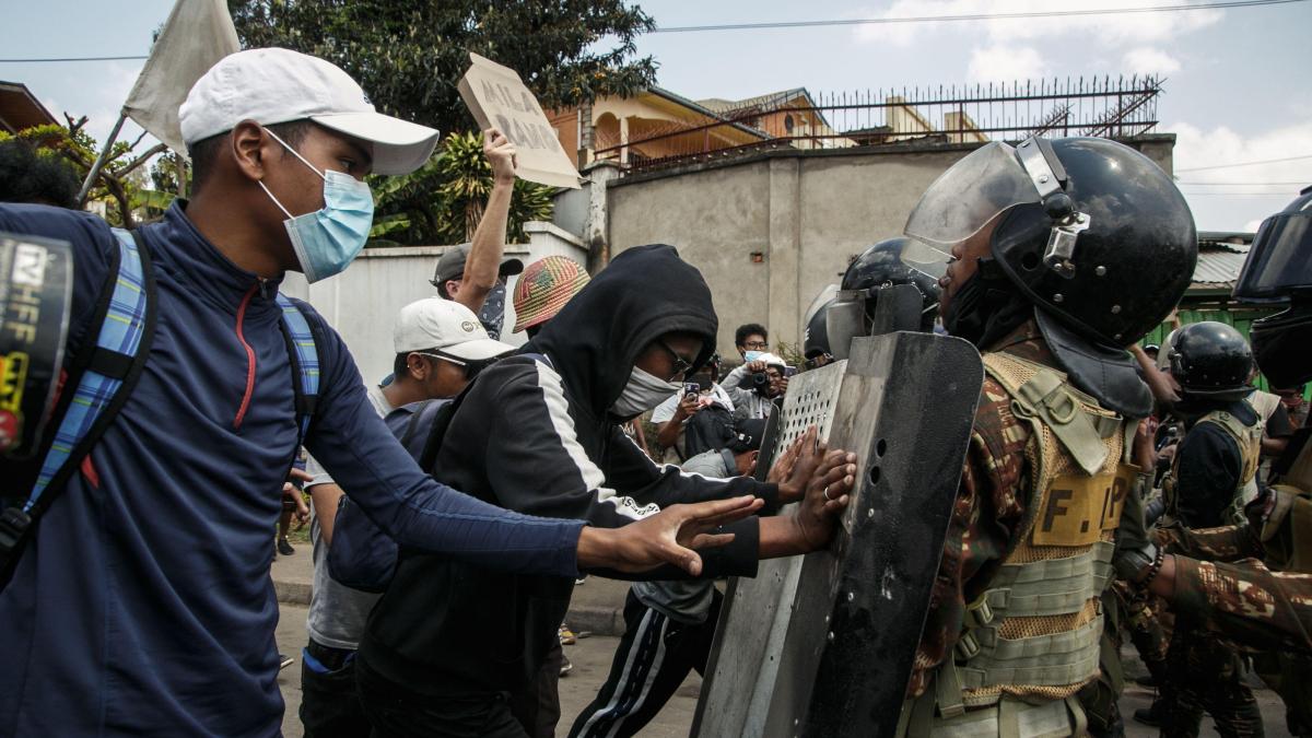 The president dissolves the government after 22 dead