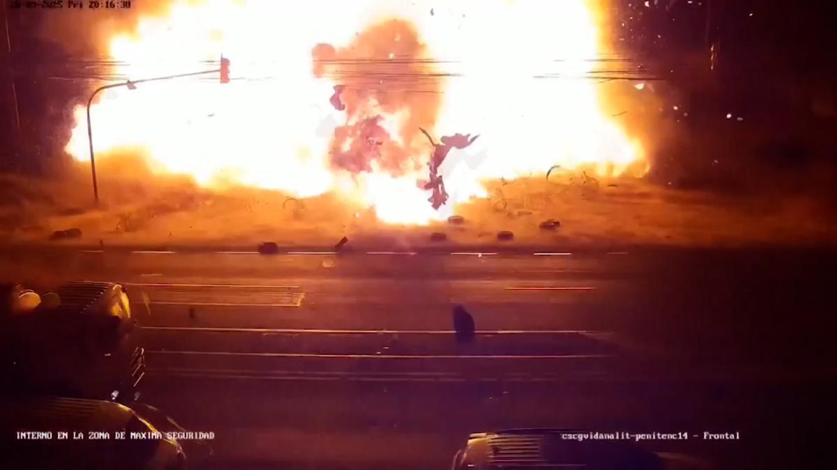 This is how a car explodes in front of a prison in Ecuador