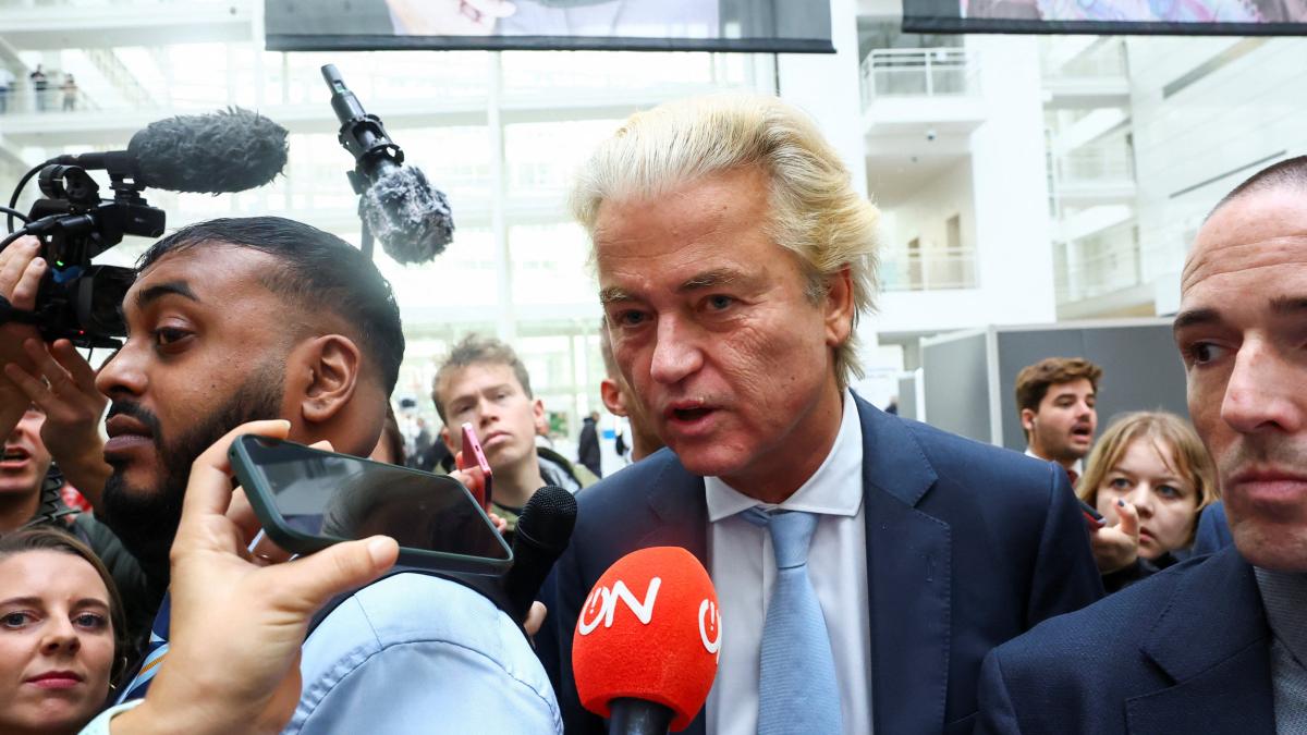 Progressive liberals beat Wilders in the Netherlands, according to tight exit polls