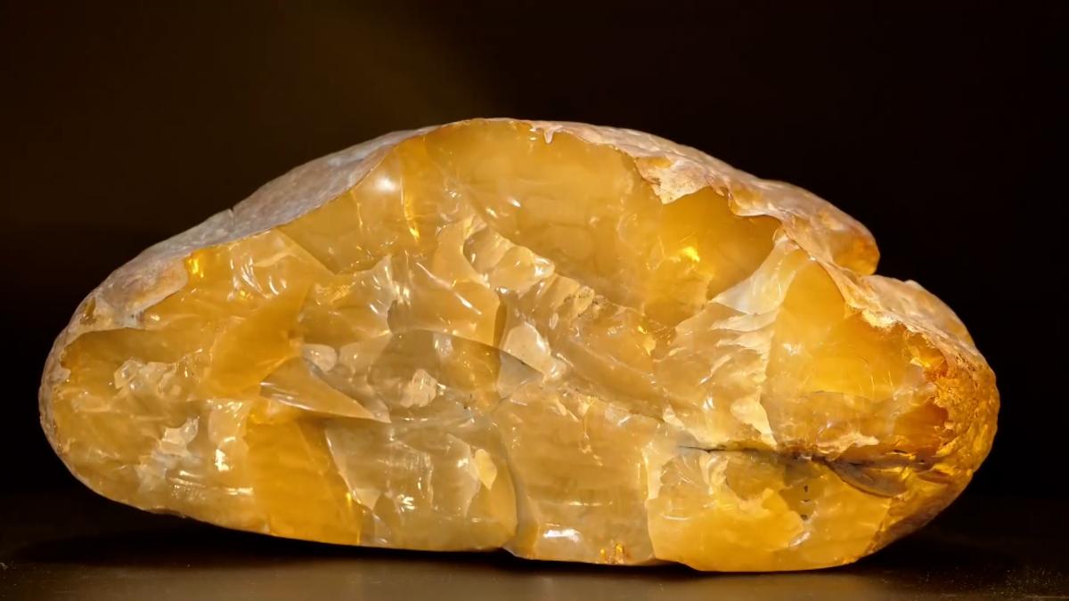 A piece of amber weighing more than two kilos is found in Russia, the largest in four years