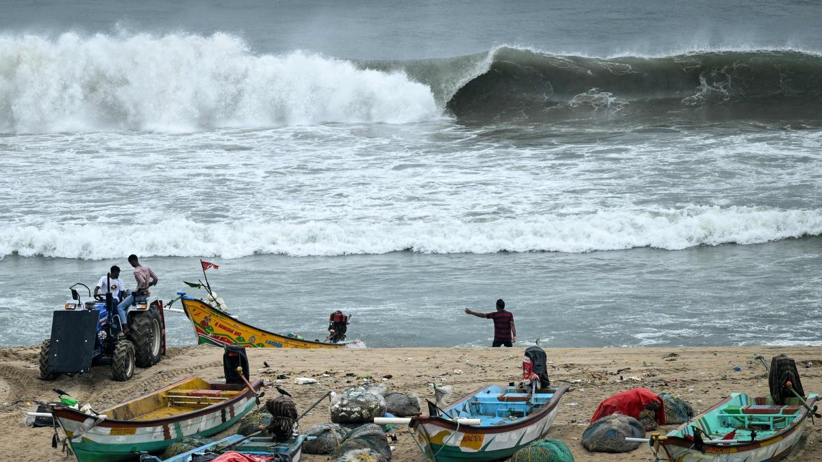 India prepares to evacuate more than 30,000 people before the arrival of Cyclone Montha