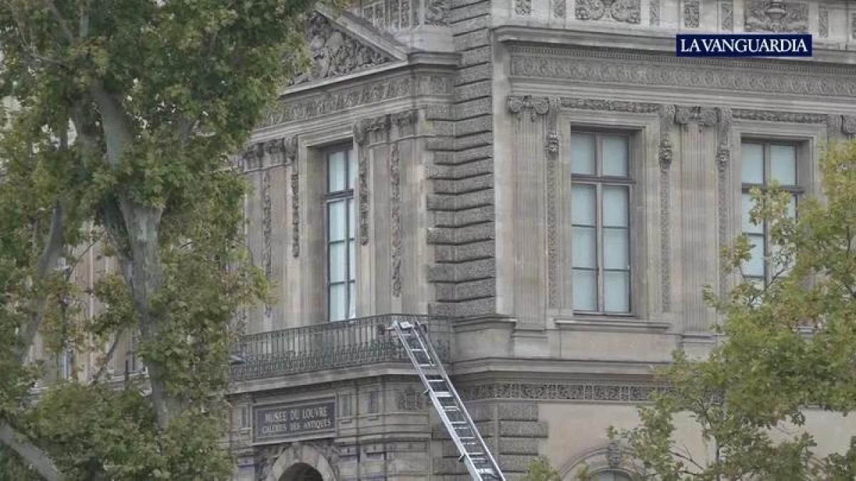 Police arrest two suspects in the Louvre robbery, but do not find the loot