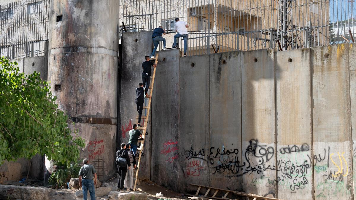 Thousands of Palestinians risk their lives to enter Israel to work