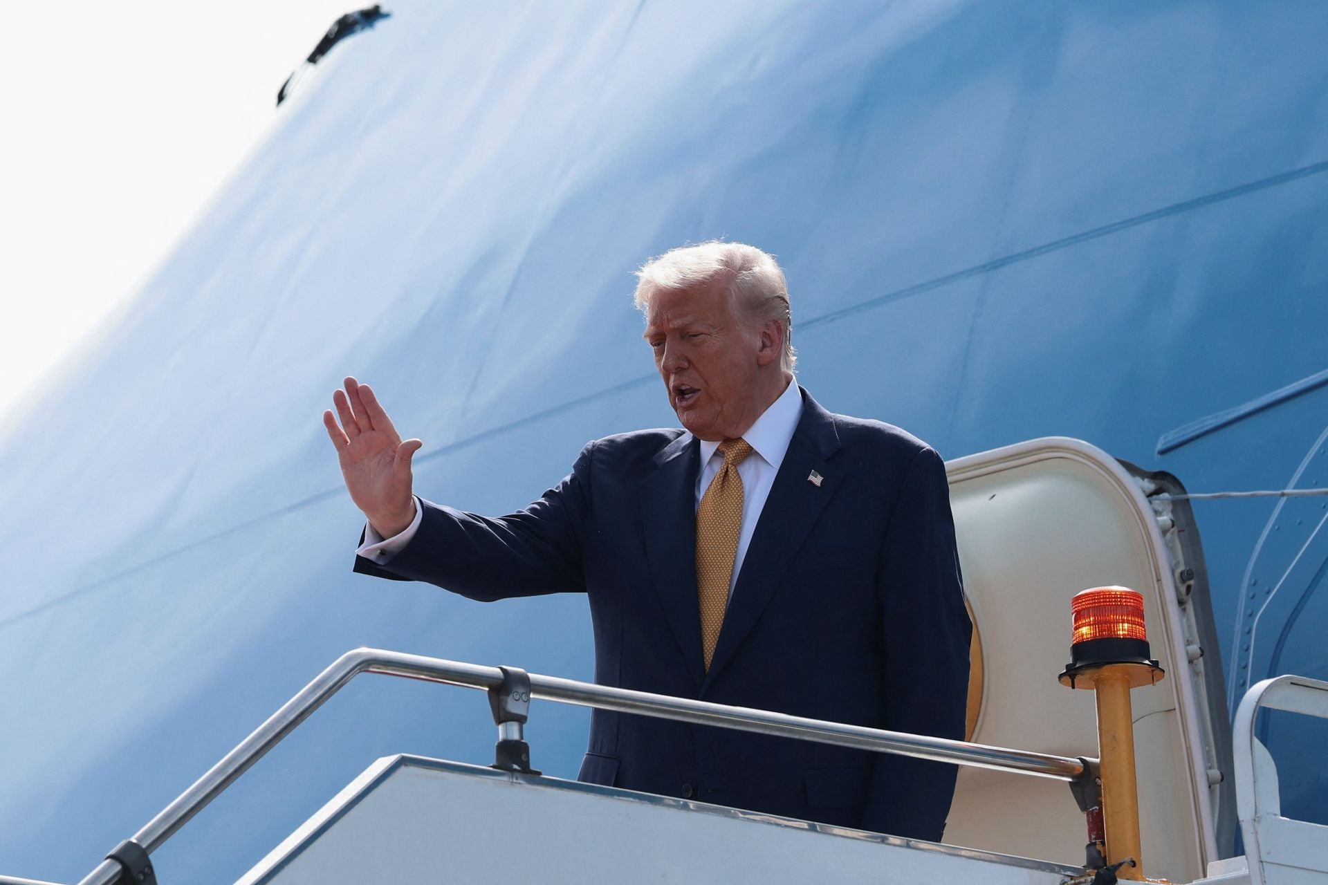 Trump allows himself to be wanted for a third term, prohibited by the Constitution: "I would love to"