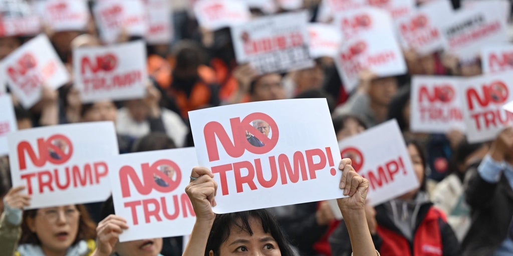 Trump travels to Asia to subdue Beijing and tie up investments